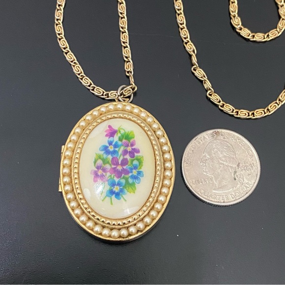 Vintage AVON Gold-tone Oval Floral Faux Pearl Locket Pendant 24” Necklace 33g - Picture 5 of 16
